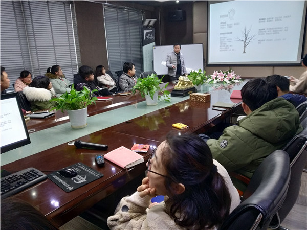 向嚴(yán)龍老師主講《新設(shè)計崛起，新設(shè)計思維》，新設(shè)計思維實(shí)效五步法對項(xiàng)目調(diào)研、定位、策劃、設(shè)計等進(jìn)行系統(tǒng)化的分析。